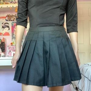 Black pleated mini skirt
